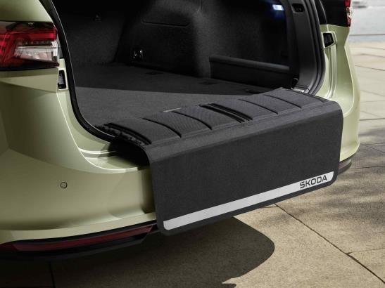 Tapis de coffre avec protection pour seuil